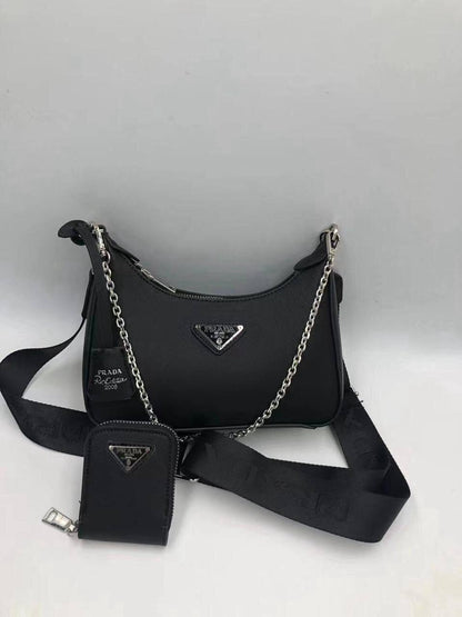 Prada 
GOOD QUALITY 💯
110 dhs🪙💕
With Box 
🎁🎁🎁

Zain269
♥️♥️♥️