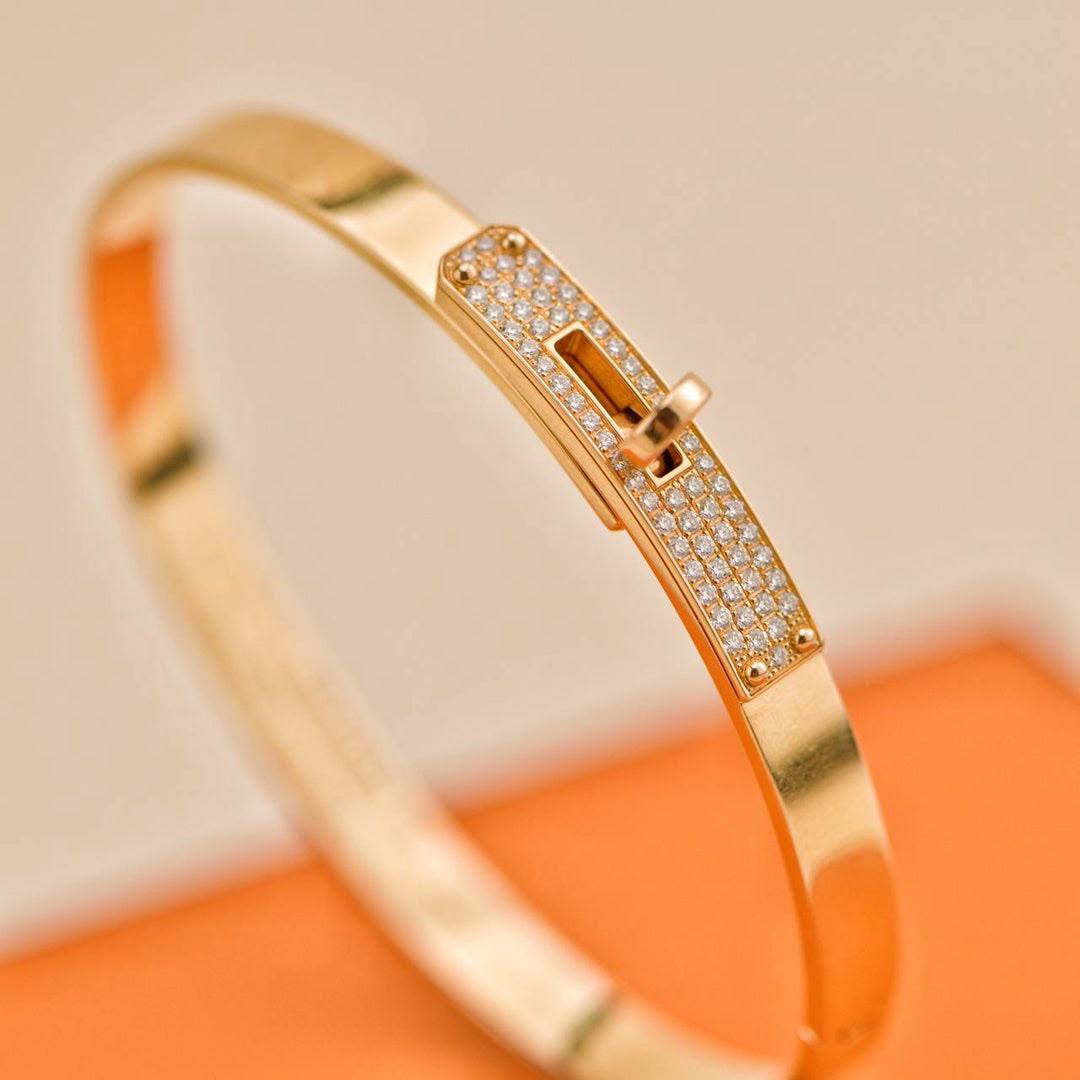 Hermes ❤️‍🔥*
Bangle 🦋
Master quality 💯
With normal boxes 🗃️ 
55 dhs✅
With master box 📦 
70 dhs✅

Zain216
♥️♥️♥️