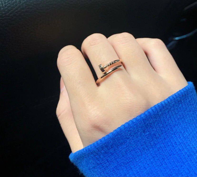 Ring  Thin Cartier
45 dhs🪙💚
Size 
5-6-7-8-9
With Good box And Paper Bag
🎁🎁🎁

Zain89
♥️♥️♥️