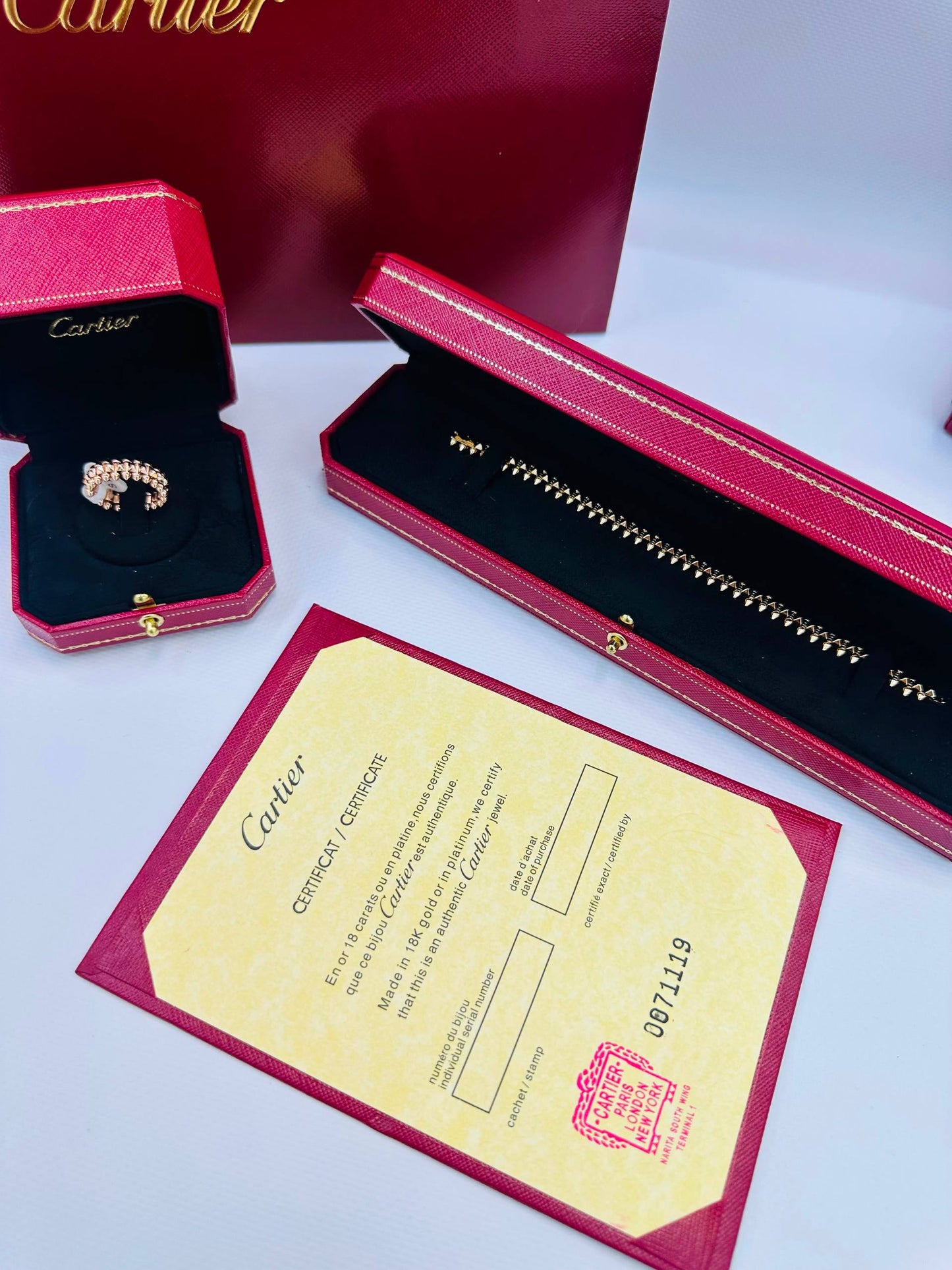 CARTIER SET❤️‍🔥*
Necklace 💥
Earring 🔥
Bracelet 🐦‍🔥
Ring 💍 available size 👇
6,7,8,9
With stone 🦋
With normal boxes 🗃️ 
340 dhs✅

With master box 📦 
390 dhs✅

Zain216
♥️♥️♥️