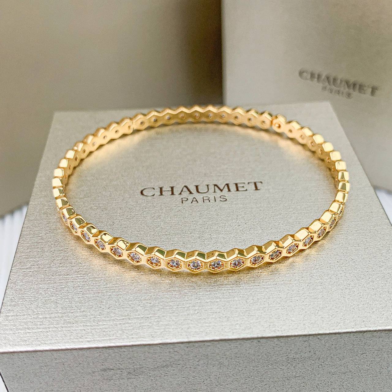 CHAUMET 🦋*
Bangle 💥
Master quality 💯
With black boxes 📦 
55 dhs✅
With master box 🗃️ 
130 dhs✅

Zain216
♥️♥️♥️