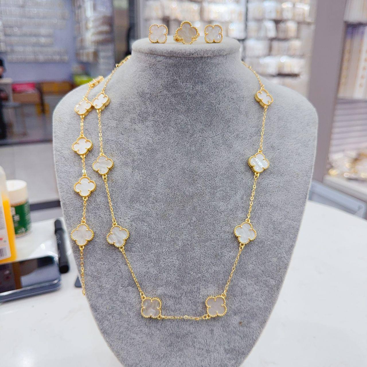 VCA set💥*
*Stainless steel SET 💯*
Necklace ❤️‍🩹
Earring 🍁
Breslat ❣️
Ring 💍 free size
With normal boxes 📦 
And paper bag 🛍️
65 dhs🪙🌨️
With master box 🗃️ 
110 dhs🪙🌨️

Zain216
♥️♥️♥️
