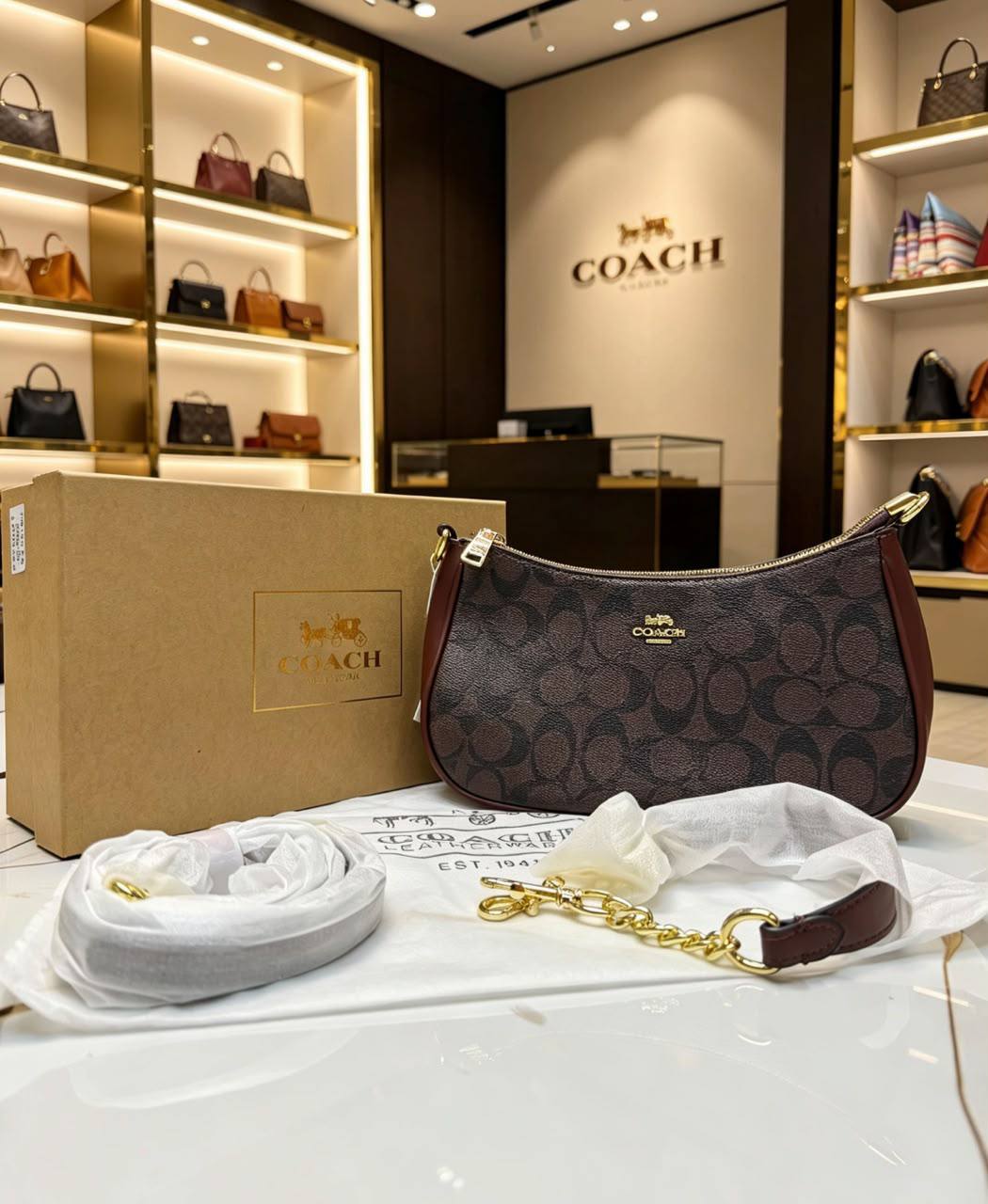 Coach
100 dhs✅
with box 
Good quality

Zain07
♥️♥️♥️