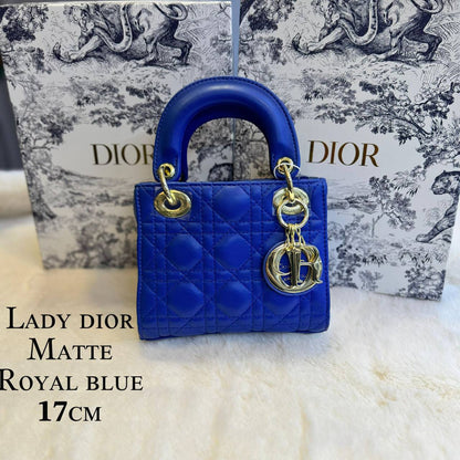 Dior
 (𝐥𝐚𝐝𝐲)
𝐰𝐢𝐭𝐡 𝐛𝐨𝐱 
🎁🎁🎁

𝐥𝐞𝐚𝐭𝐡𝐞𝐫 𝐦𝐚𝐭𝐭𝐞
𝐬𝐢𝐳𝐞:17𝐜𝐦
100 dhs🪙🖤

Zain56
♥️♥️♥️
