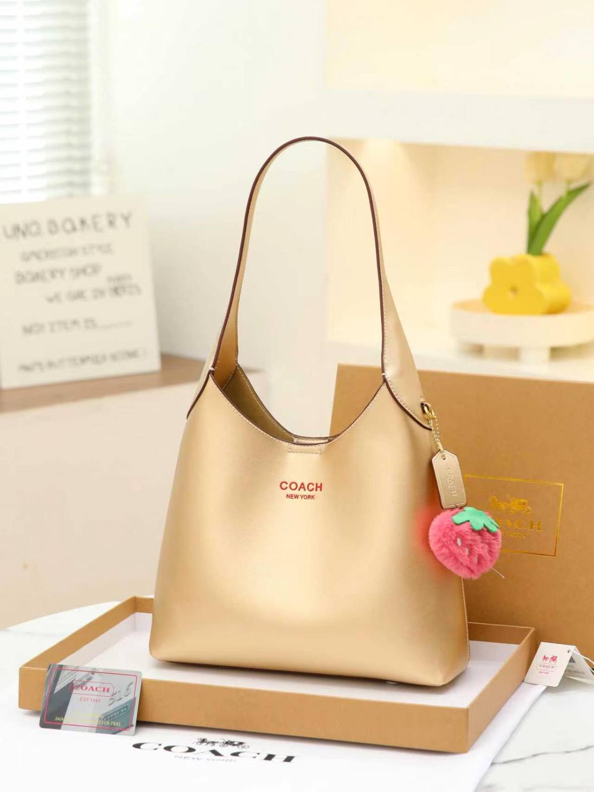 COACH

best quality 
with box
110 dhs🇦🇪🇦🇪🇦🇪

size28CM

Zain290
♥️♥️♥️