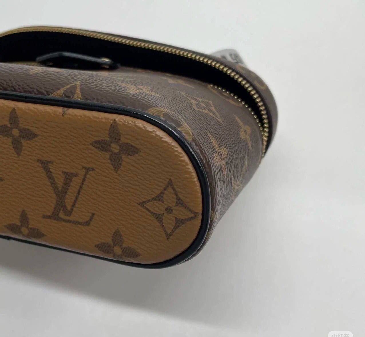 LV

90 dhs🗽

with box
🎁🎁🎁

Zain07