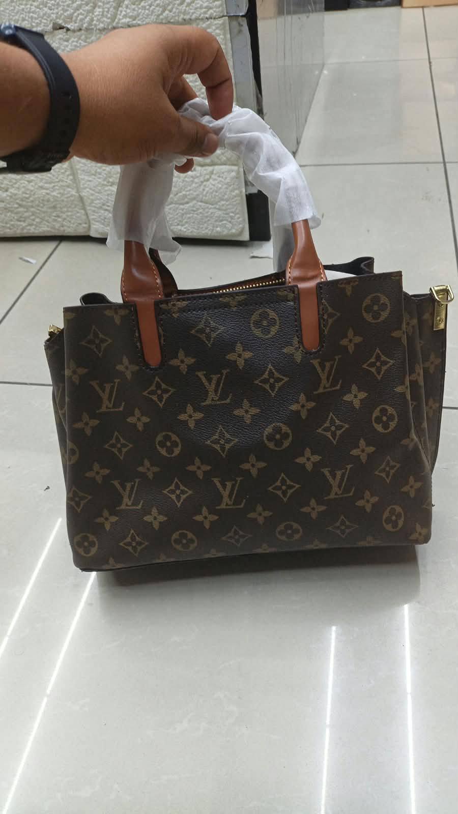 AVAILABLE 
LV
Prada
Ysl 
Coach
Gucci

70 dhs🇦🇪🇦🇪

Zain169
♥️♥️♥️