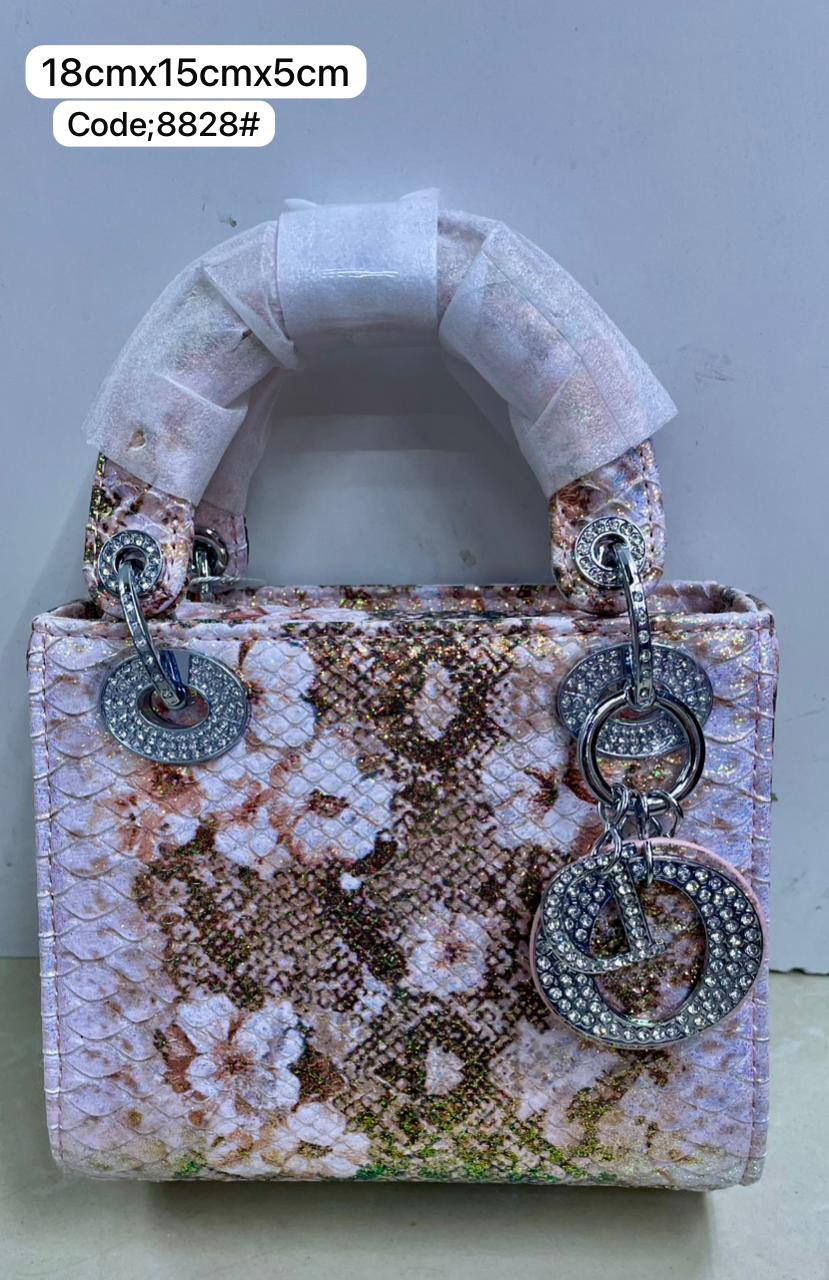 Dior
120 dhs✅ 

with box
🎁🎁🎁

Zain72
♥️♥️♥️