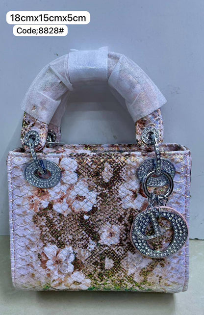 Dior
120 dhs✅ 

with box
🎁🎁🎁

Zain72
♥️♥️♥️