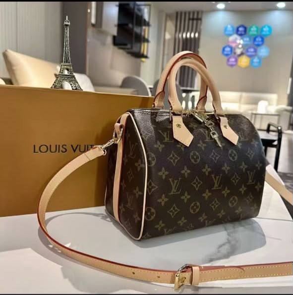 Louis Vuitton 

Speedy Bandouliere 25

Master Quality 

25cm 
with double box 📦 
350 dhs🇦🇪🇦🇪

Zain95
♥️♥️♥️