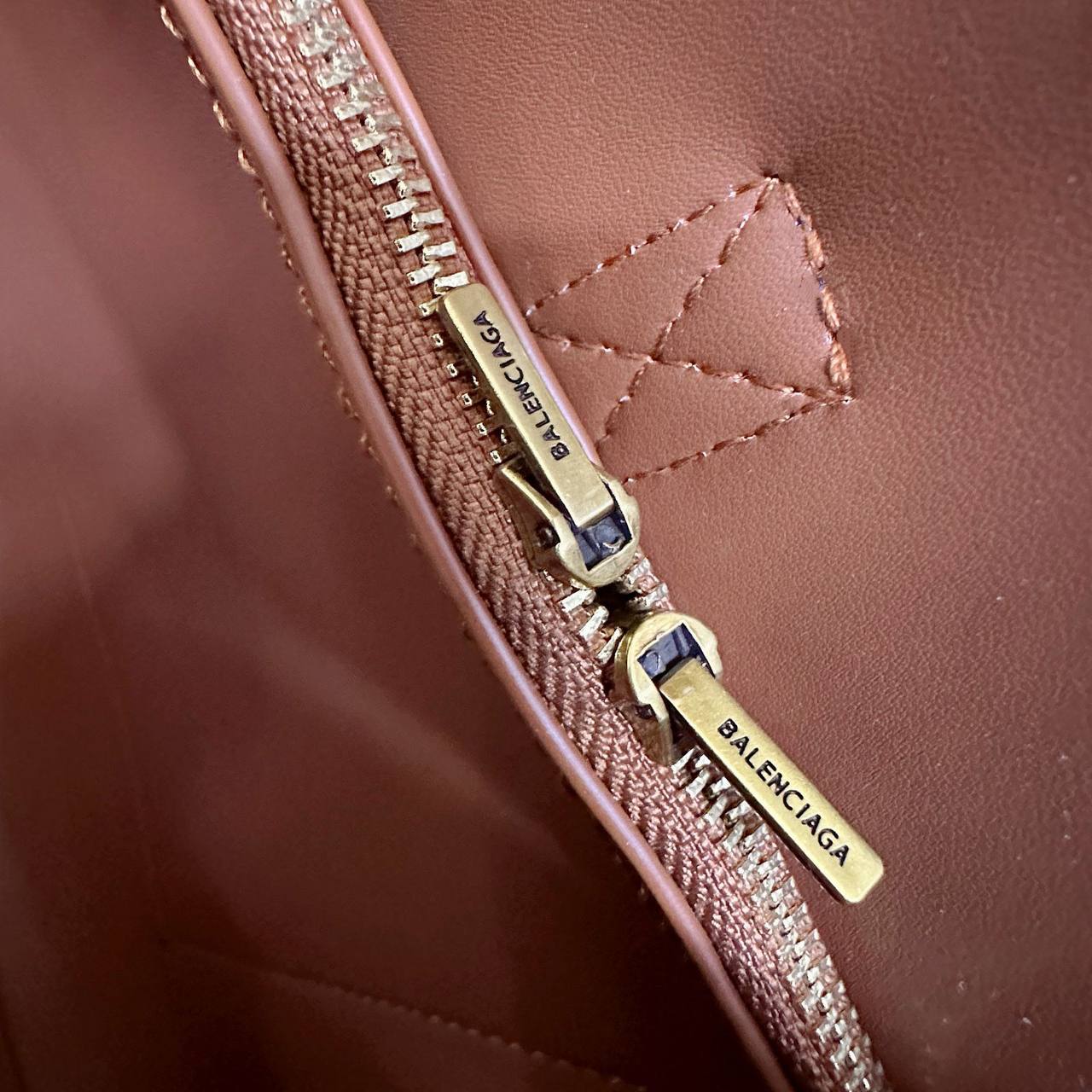 BALENCIAGA 
COPY ONE 
BIG SIZE 
250 dhs✅

Zain295
♥️♥️♥️