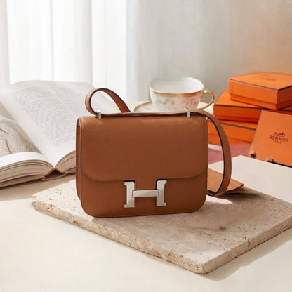 HERMES ᴄᴏɴsᴛᴀɴᴄᴇ
ᴇᴘsᴏᴍ ʟᴇᴀᴛʜᴇʀ ᴡɪᴛʜ
ᴘᴀʟʟᴀᴅɪᴜᴍ ᴘʟᴀᴛᴇᴅ ʜᴀʀᴅᴡᴀʀᴇ
sɪᴢᴇ :19 cm
ᴡɪᴛʜ BOX
🎁🎁🎁

100 dhs✅

Zain31
♥️♥️♥️