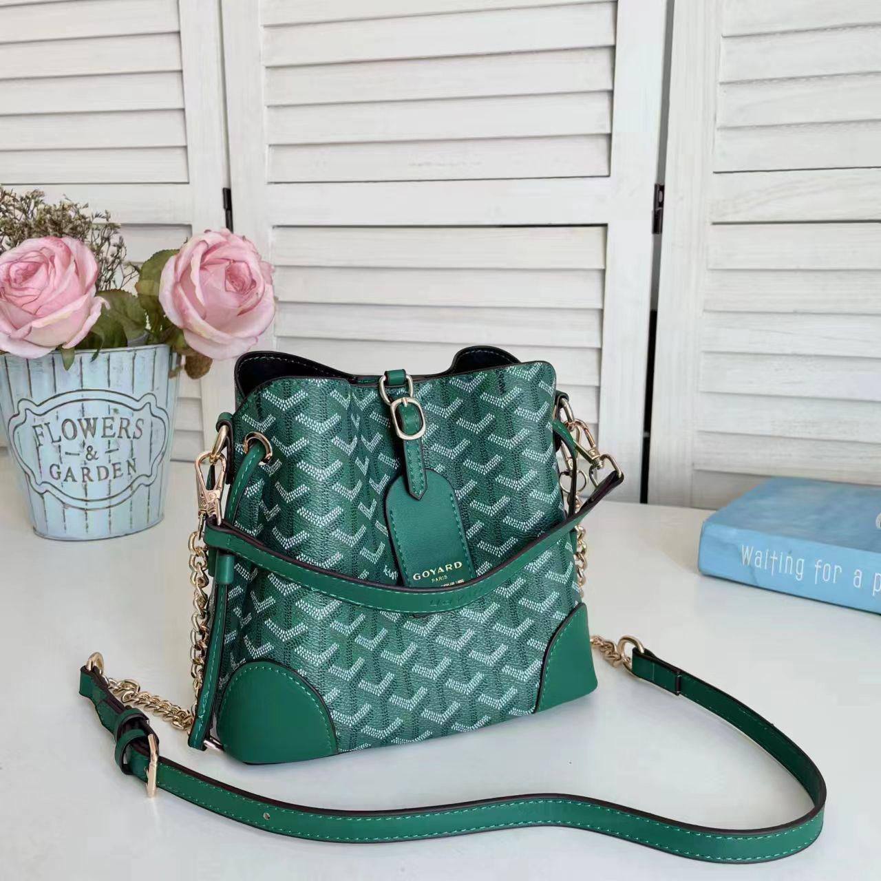 Bucket bag
Good quality 
110 dhs💓
With box 📦

Zain70
♥️♥️♥️