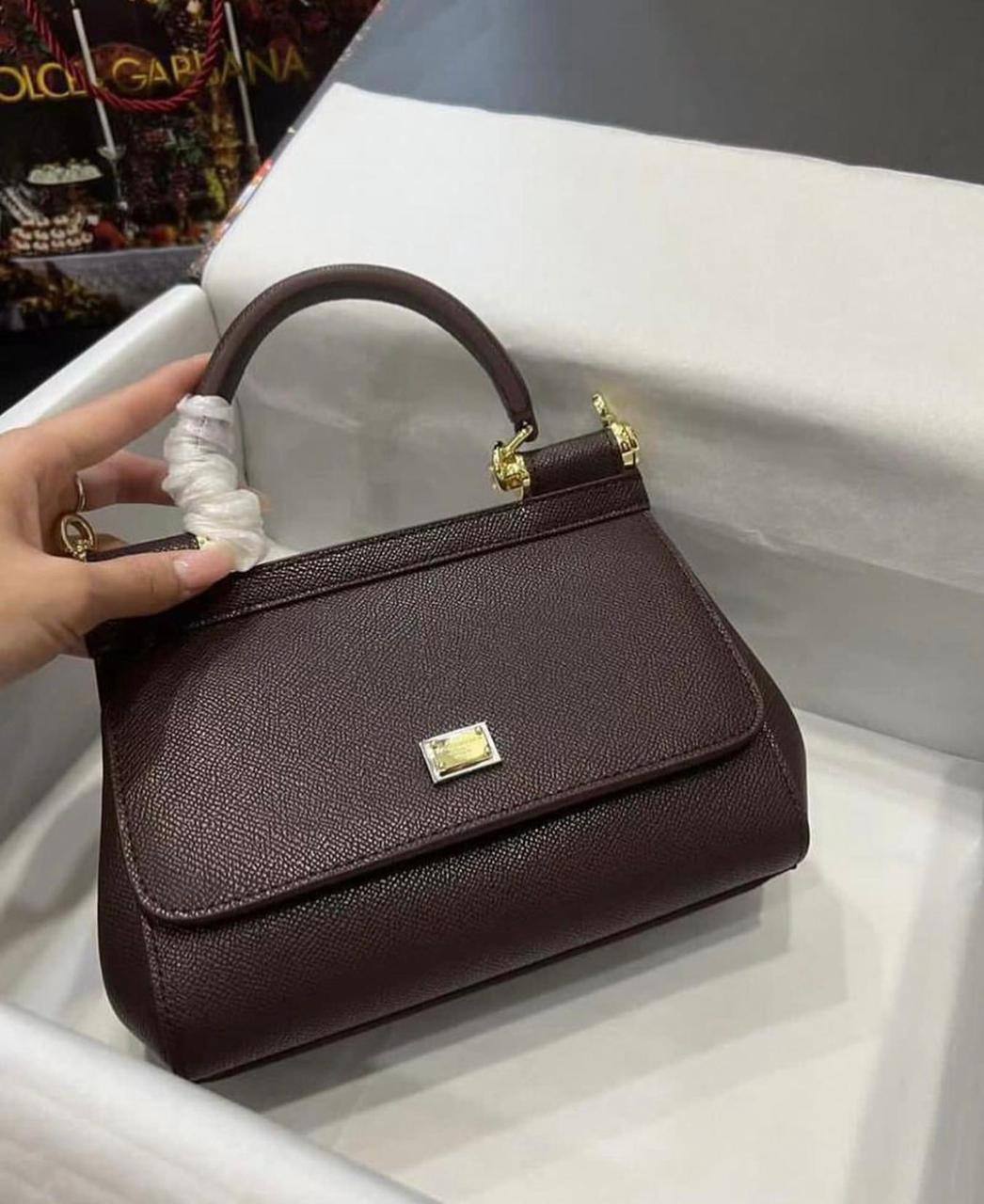 D&G
100 dhs🪙🌨️
Good quality 

with box
🎁🎁🎁

Zain35
♥️♥️♥️