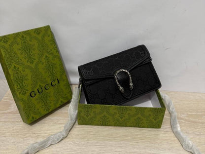 Gucci
85 dhs🇦🇪

with box
🎁🎁🎁

size 20cm

Zain26
♥️♥️♥️