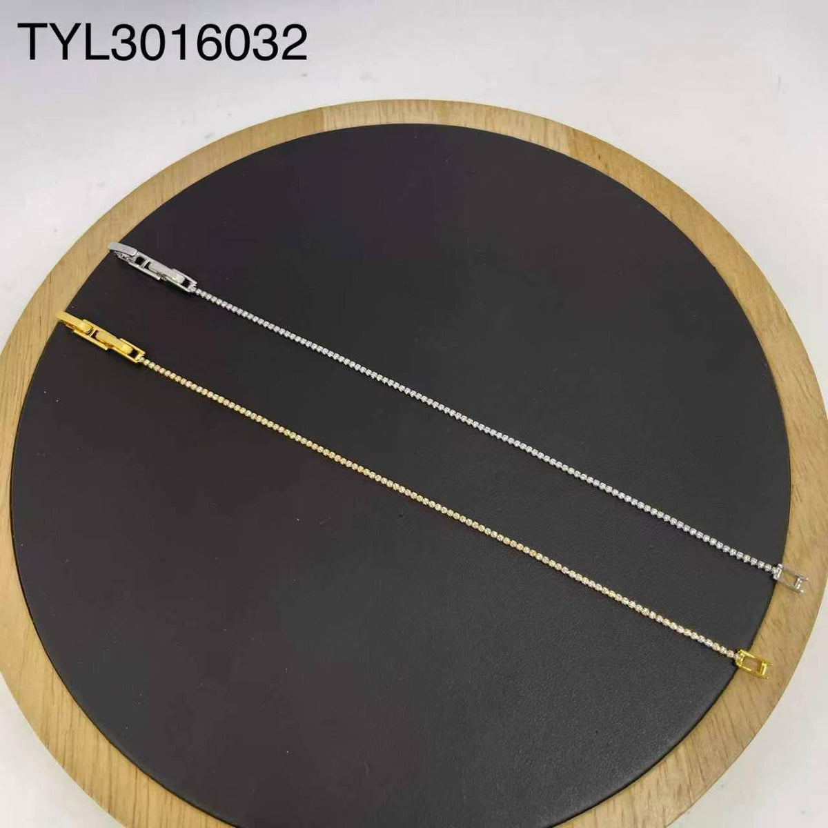 Bracelet ❤️‍🔥

 good quality 💯

 With black boxes 🗃️

35 dhs🇦🇪🇦🇪🇦🇪
With brand boxes 📦


 And paper bag🛍️
40 dhs🇦🇪🇦🇪

Zain216
♥️♥️♥️