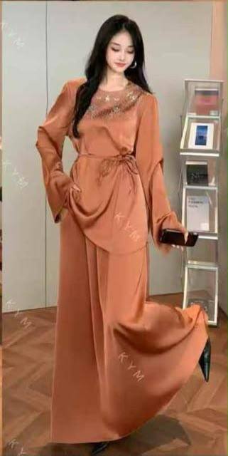 Silk set dress 
good quality 
Free size 
160 dhs🇦🇪🇦🇪

Zain295
♥️♥️♥️