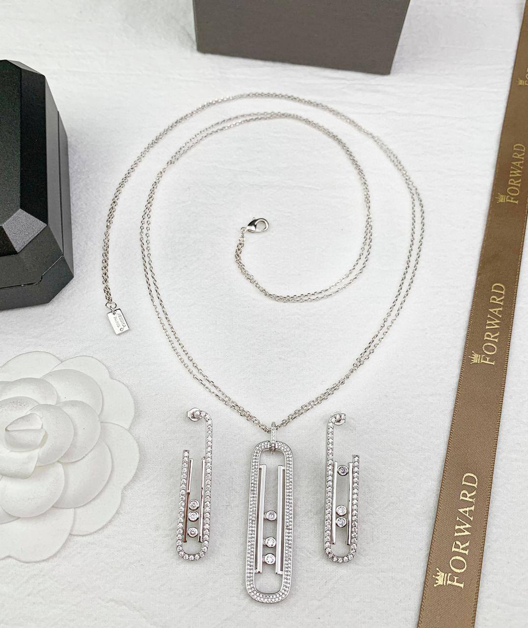 Messika SET 
NECKLACE 
EARRINGS
150 dhs🪙🌨️SET 

WITH BOX AND PAPER BAG
🎁🎁🎁

Zain89
♥️♥️♥️