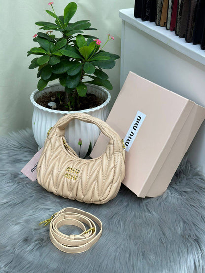 Miu Miu

with box
🎁🎁🎁

90 dhs🪙🌨️

Zain244
♥️♥️♥️
