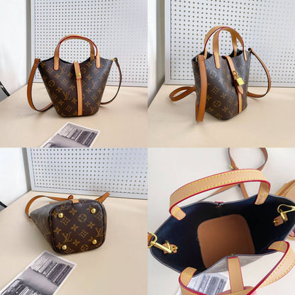 LV - Dior
Size 23cm 

with box 🎁🎁🎁

80 dhs👑

Zain219
♥️♥️♥️