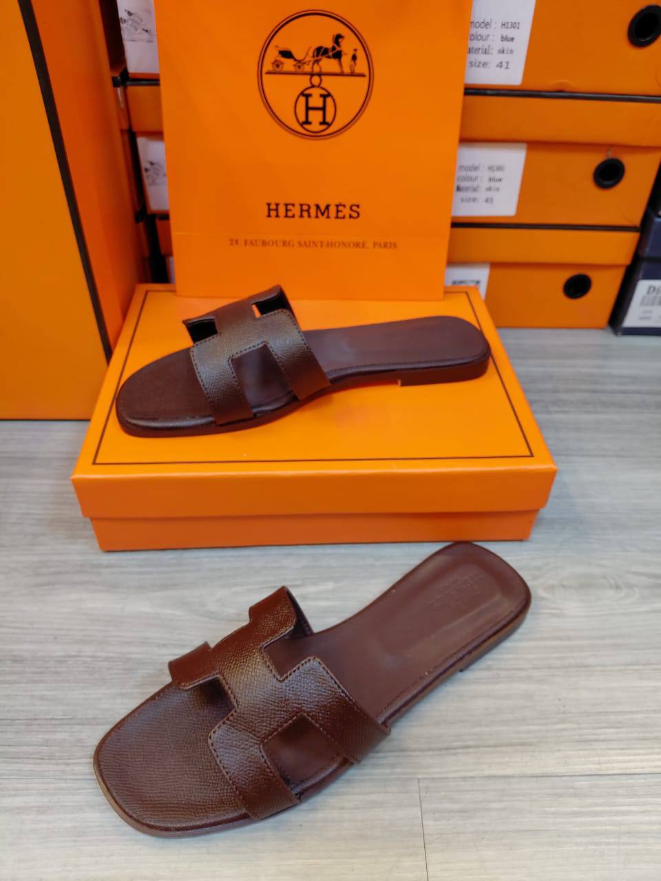 Hermes Flat Slippers
Size 36 To 41
90 dhs💓

Zain16
♥️♥️♥️