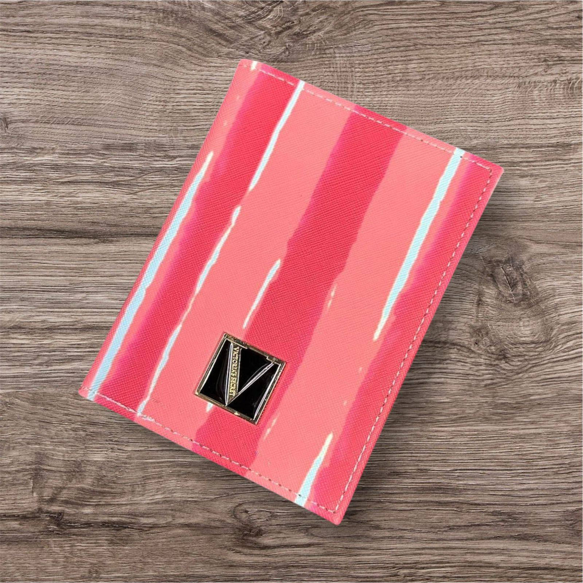 Victoria's Secret 

Passport holder 

new came 

20 dhs🇦🇪🇦🇪

Zain39
♥️♥️♥️