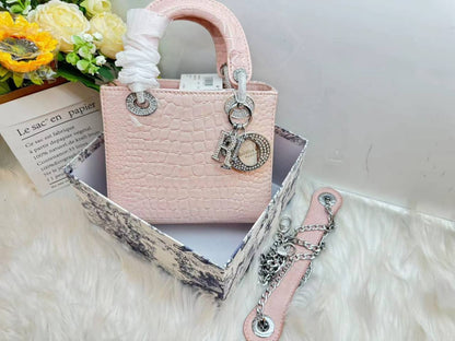 Dior
110 dhs✅
with box
size 17cm

Zain26
♥️♥️♥️