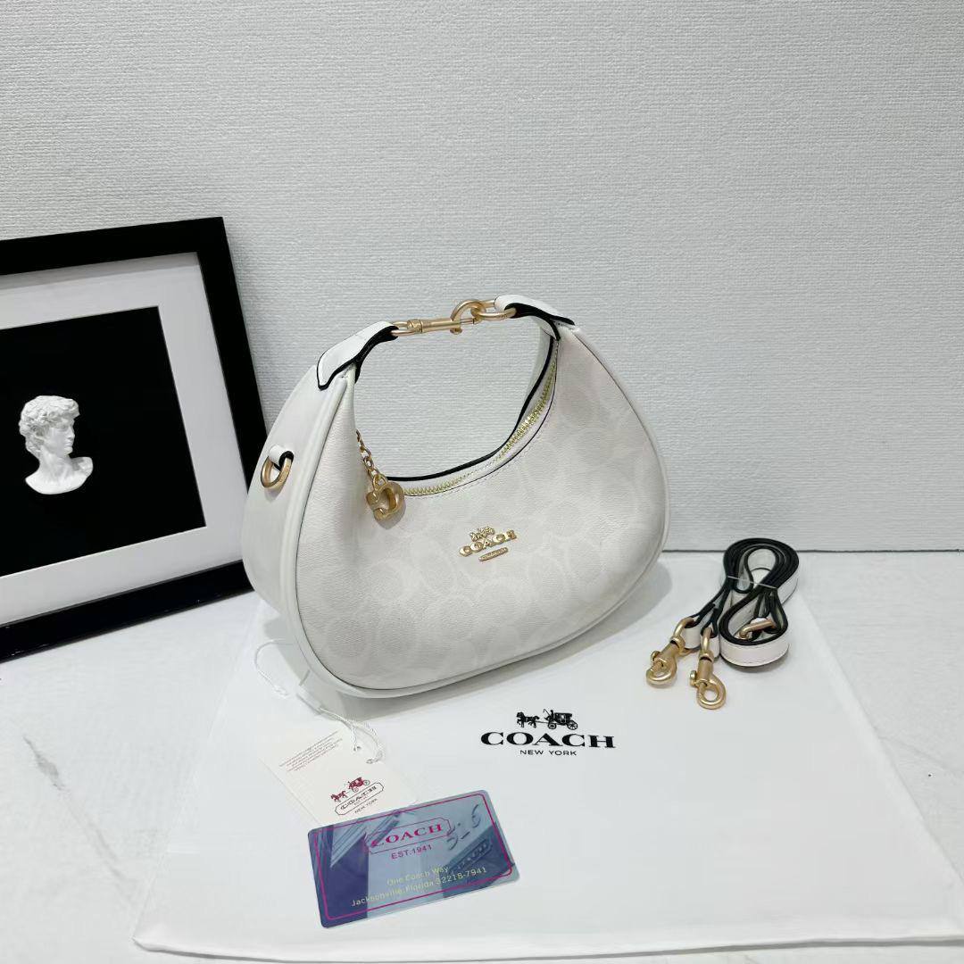 Coach
Best quality 
with box’s 
🎁🎁🎁

110 dhs🪙🖤
size 20cm

Zain158
♥️♥️♥️