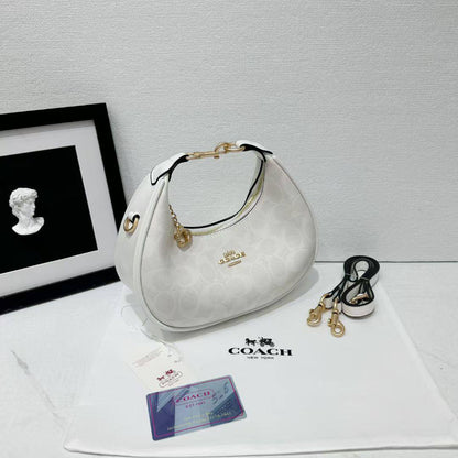 Coach
Best quality 
with box’s 
🎁🎁🎁

110 dhs🪙🖤
size 20cm

Zain158
♥️♥️♥️