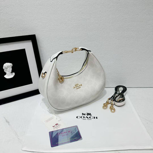 Coach
Best quality 
with box’s 
🎁🎁🎁

110 dhs🪙🖤
size 20cm

Zain158
♥️♥️♥️