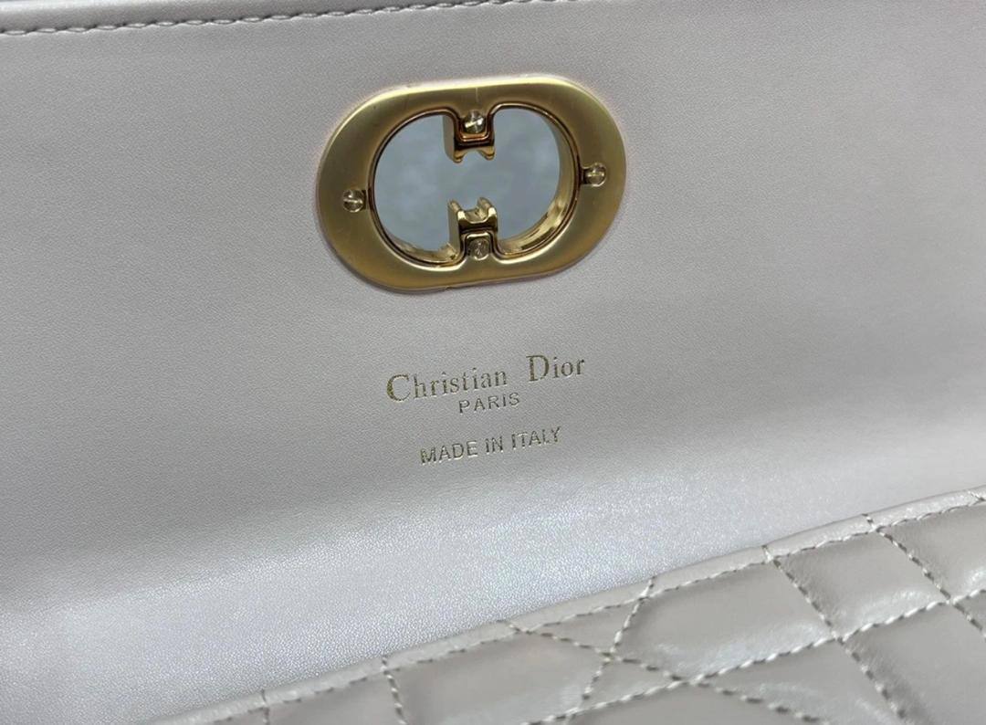 Dior

90 dhs🌺
high quality 

With box
🎁🎁🎁

Zain26
❤️❤️❤️