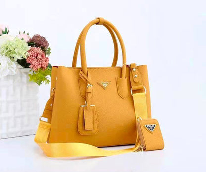PRADA 
GOOD QUALITY
120 dhs💓

Zain295
♥️♥️♥️