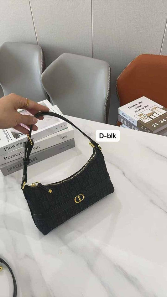🌸 Dior miss Caro
1️⃣ First Quality +🎁
Size: 24 * 14 cm
80 dhs❣️
with box 🎁

Zain115
♥️♥️♥️