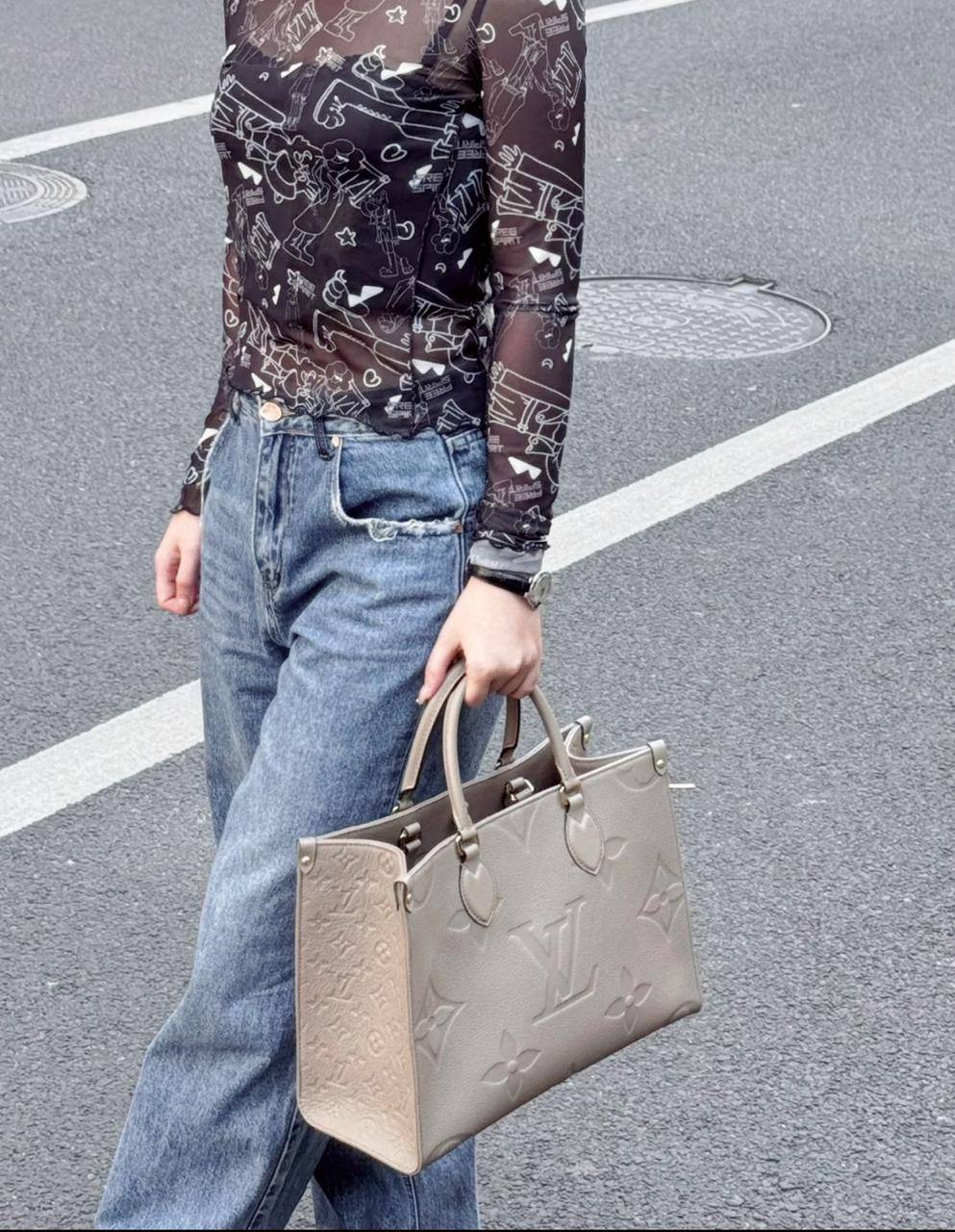 LV
ONTHEGO GOOD QUALITY MEDUIM SIZE NEW CAME 
100 dhs🇦🇪🇦🇪

Zain295
♥️♥️♥️