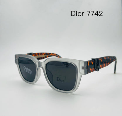 Dior
Sunglasses 🕶️ 
good quality 💯
With master box 🗃️ 
50 dhs💓

Zain273
♥️♥️♥️