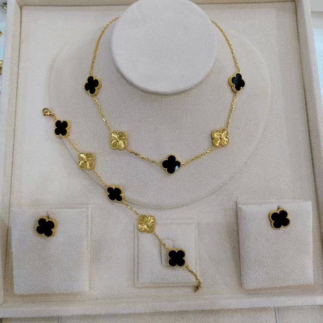 VCA SET❤️‍🔥*
Stainless steel 💯
Non tarnish ✅
Necklace 🐦‍🔥
Earring🌸
Bracelet ✨
With normal boxes 📦 
60 dhs❣️
With master box 🗃️ 
80 dhs❣️

Zain216
♥️♥️♥️