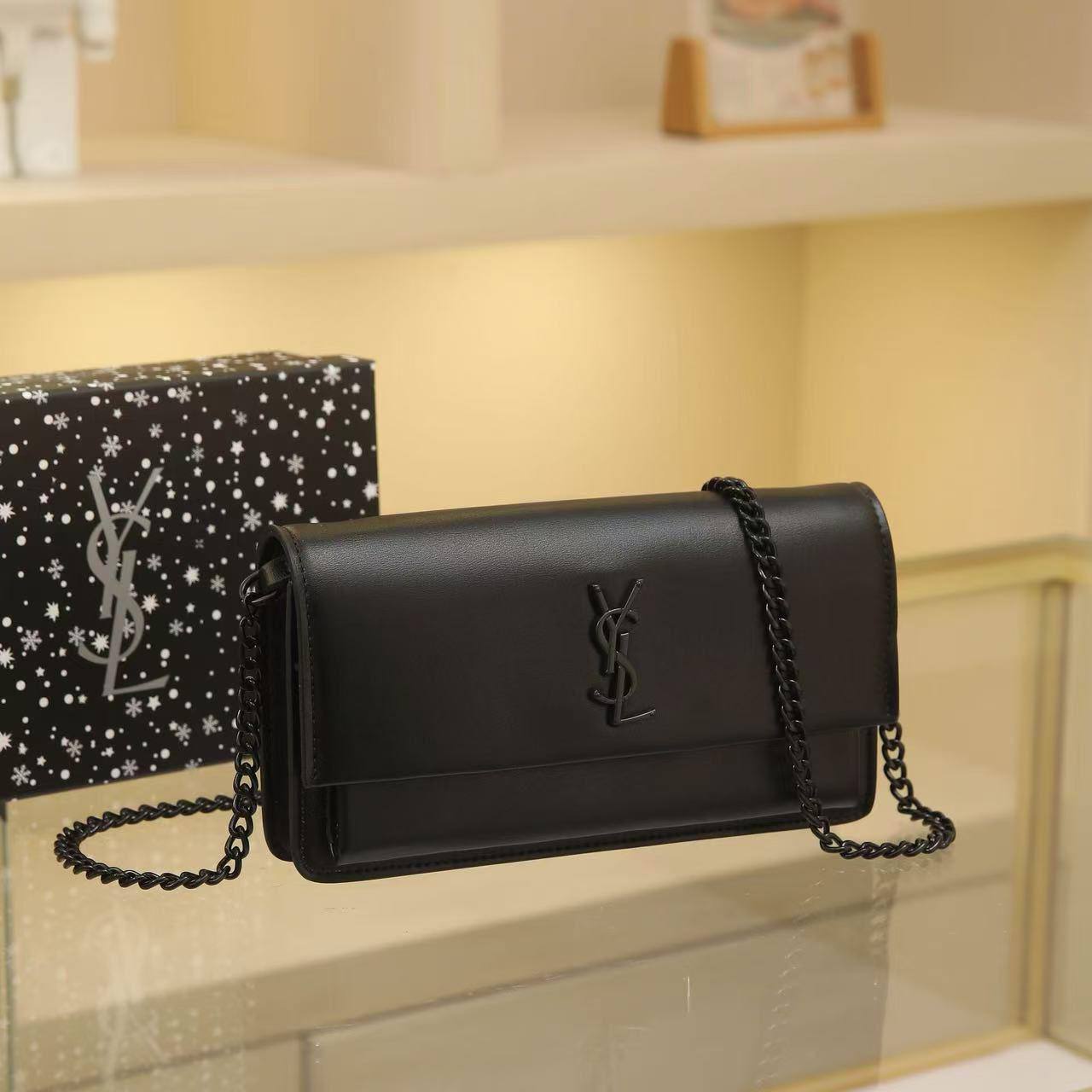 🌼 YSL Sunset
1️⃣ First quality ＋🎁
Size : 22 * 14 * 6 cm
85 dhs❣️
with box🎁

Zain115
♥️♥️♥️