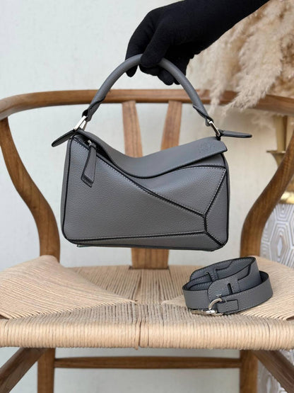 LOEWE
24cm
370 dhs🪙🌨️
Top quality 

With box🎁

Zain167
♥️♥️♥️