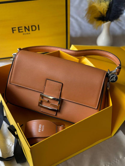 FENDI

26cm
330 dhs🪙🌨️

Top quality 
With box🎁

Zain167
♥️♥️♥️