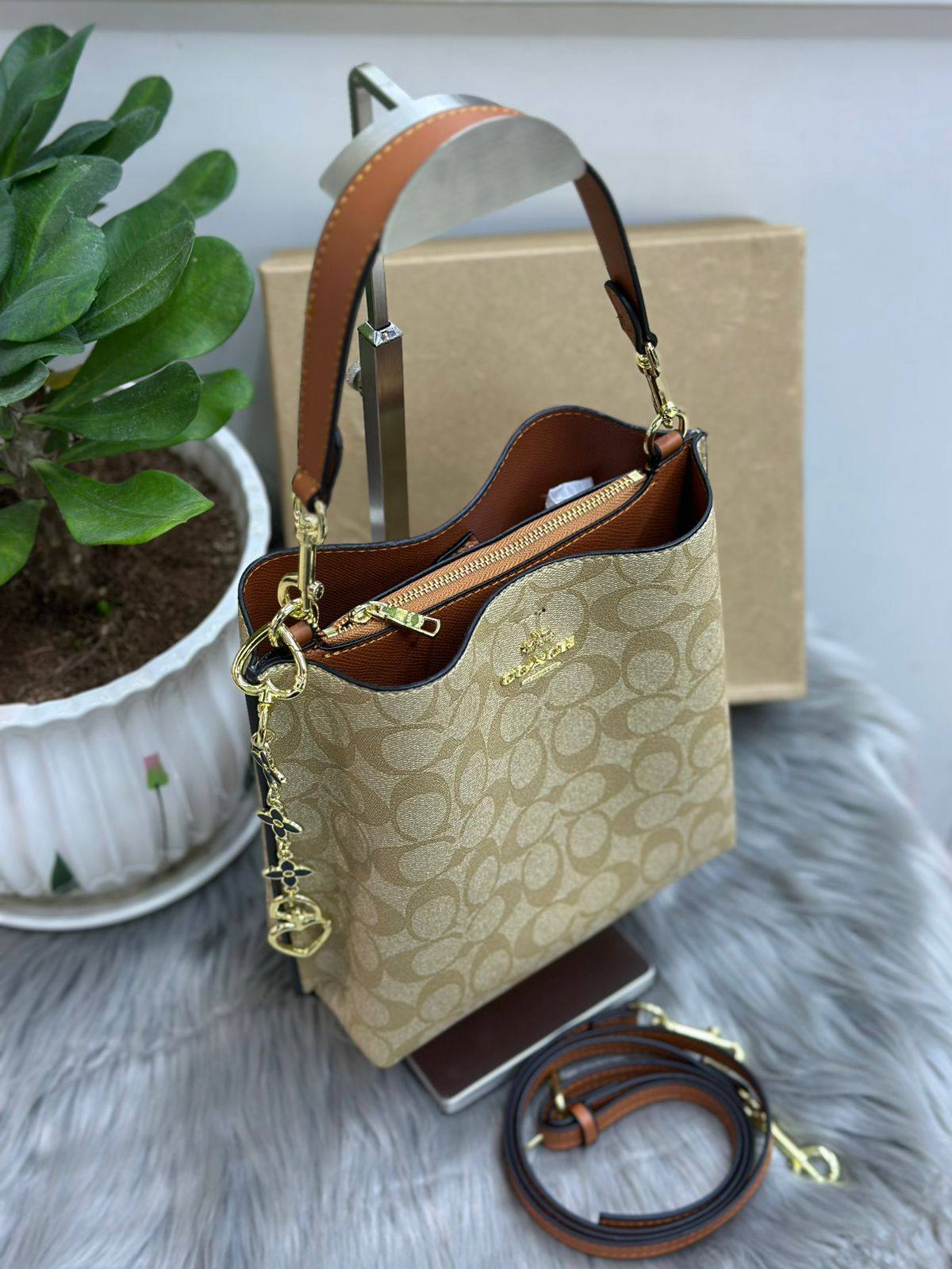 COACH
SIZE  ……… 20CM🥰

95 dhs🪙🌨️

with BOX🌷
🎁🎁🎁

Zain244
♥️♥️♥️