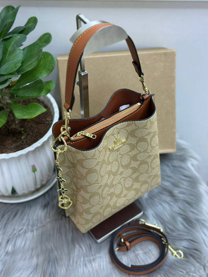 COACH
SIZE  ……… 20CM🥰

95 dhs🪙🌨️

with BOX🌷
🎁🎁🎁

Zain244
♥️♥️♥️