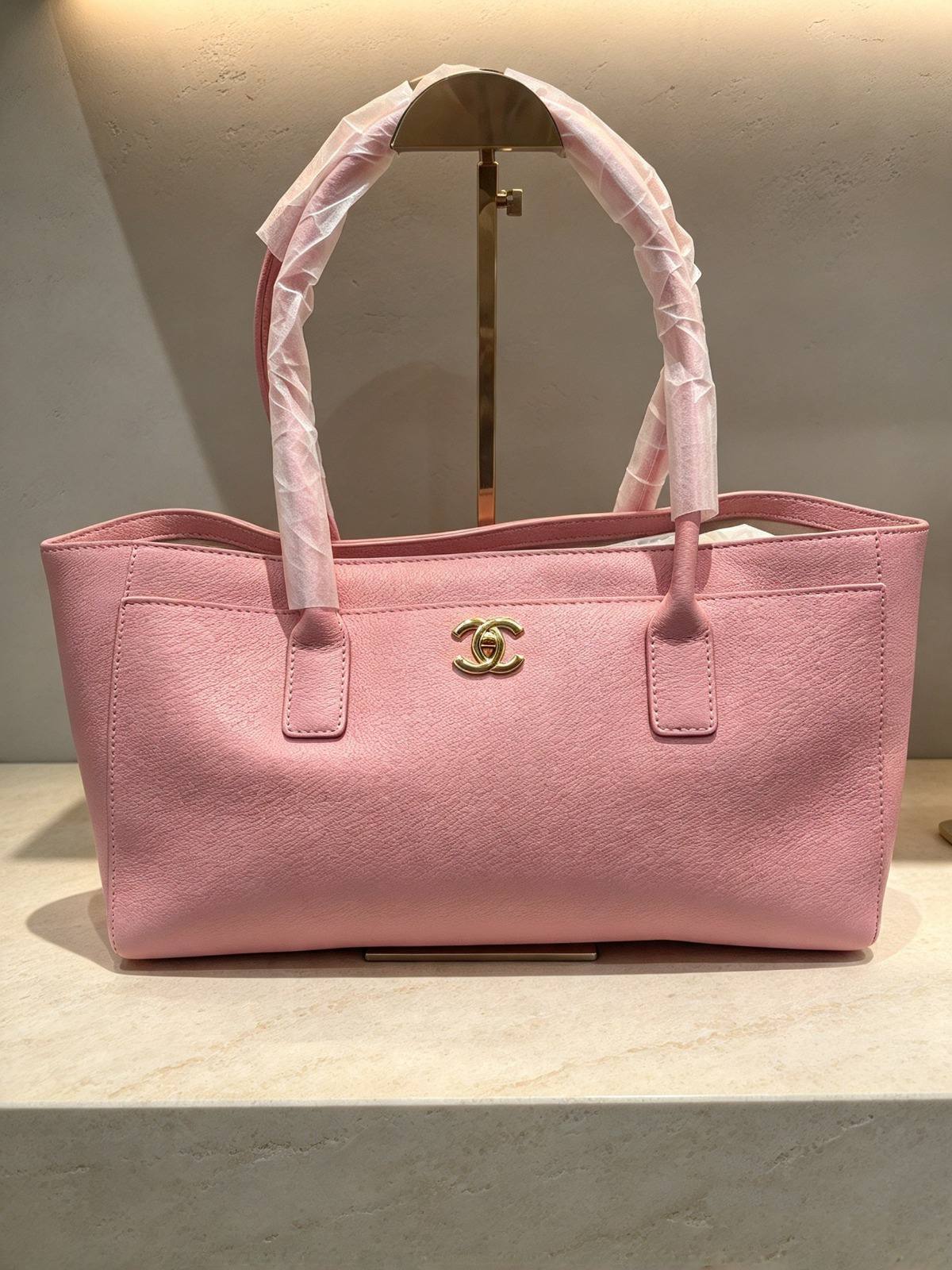 CHANEL

best quality 

without box

120 dhs🇦🇪🇦🇪🇦🇪

size42CM
Zain290
♥️♥️♥️