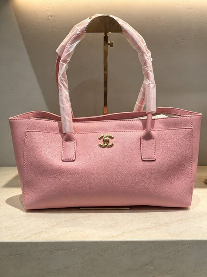 CHANEL

best quality 

without box

120 dhs🇦🇪🇦🇪🇦🇪

size42CM
Zain290
♥️♥️♥️