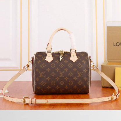 LOUIS VUITTON 
SPEEDY

 NEW CAME 25CM ,

GOOD QUALITY WITH BOX 
100 dhs🇦🇪🇦🇪

Zain17
♥️♥️♥️