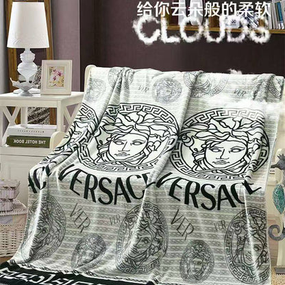 Blanket 

200*230 cm
Double size 

55 dhs💓

with box
🎁🎁🎁

Zain17
♥️♥️♥️