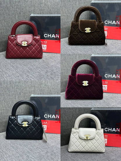 Chanel 
Master
Size 20x13cm
220 dhs🪙

With box
🎁🎁🎁

Zain189
♥️♥️♥️