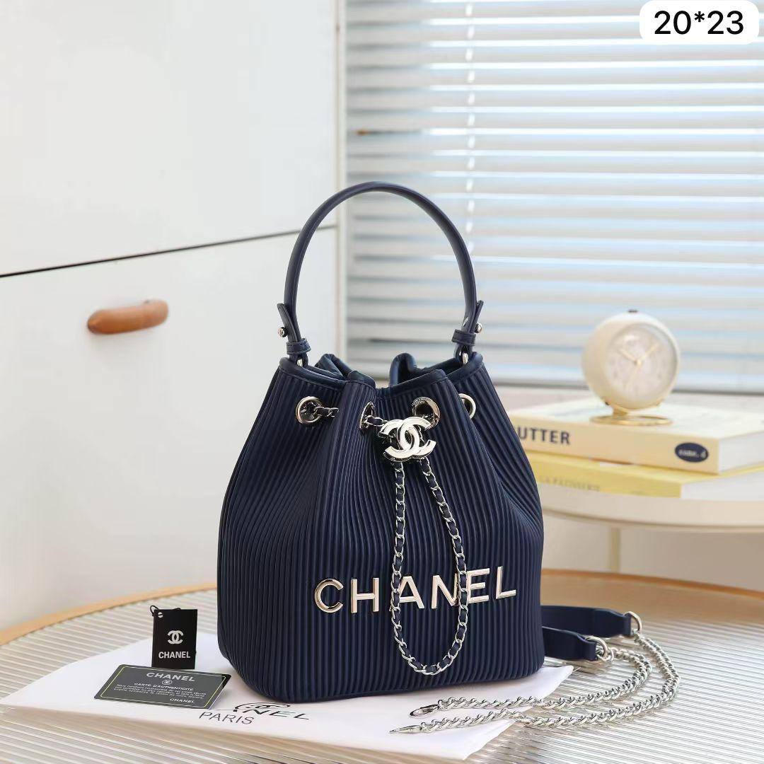 Chanel Bucket

First quality

Size : 20 * 23 cm
95 dhs🇦🇪🇦🇪🇦🇪

Zain115 
♥️♥️♥️