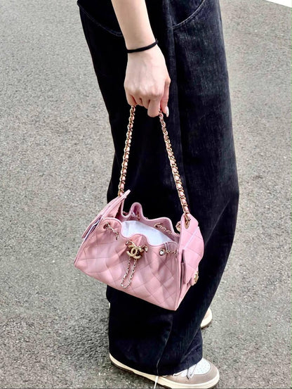 CHANEL 
NEW CAME GOOD QUALITY MINI SIZE WITH BOX 
120 DHS🇦🇪🇦🇪
Size: 20 cm

Zain17
♥️♥️♥️