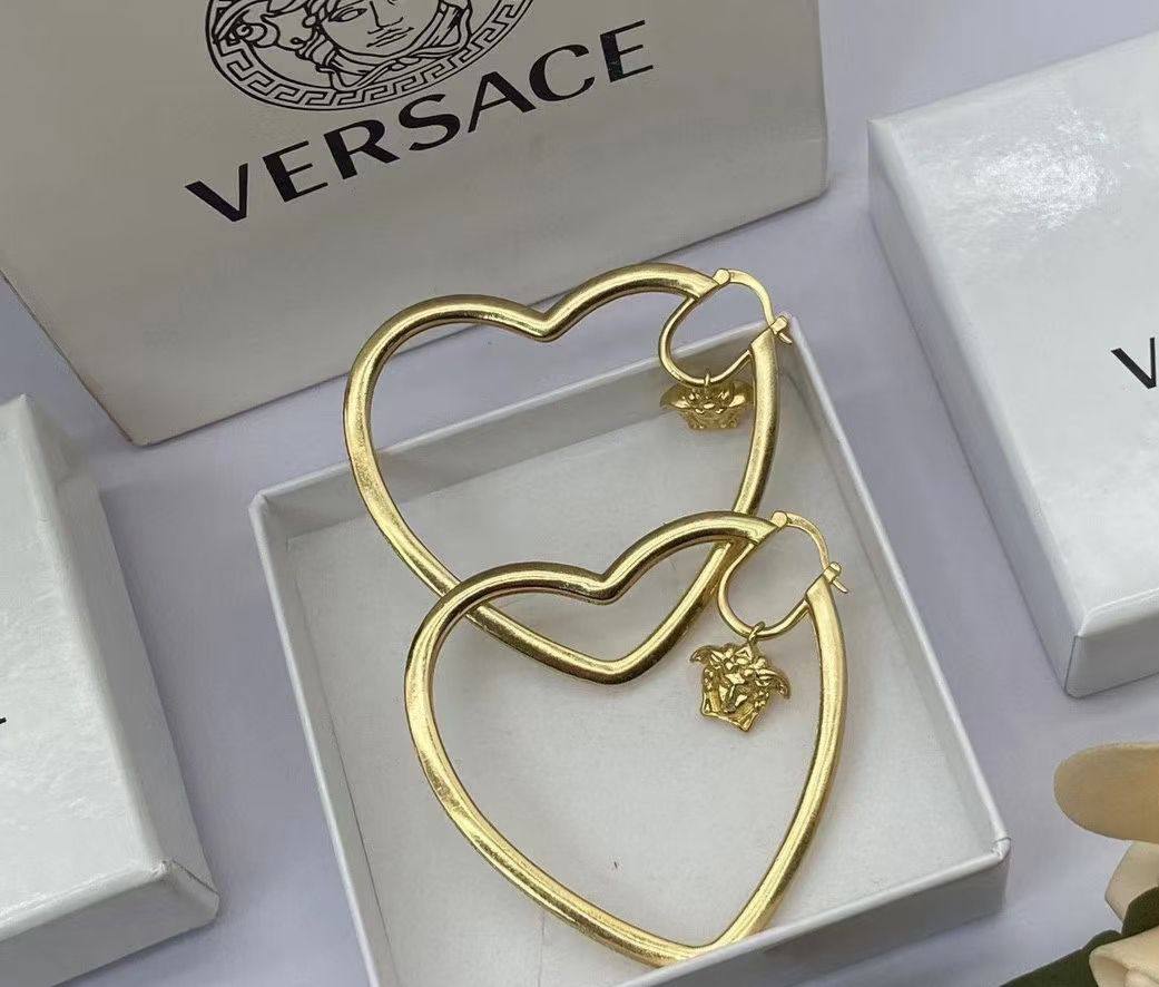 Versace Earring* 🎊
Master quality 

60 dhs❣️
normal box🎁

Zain48
♥️♥️♥️