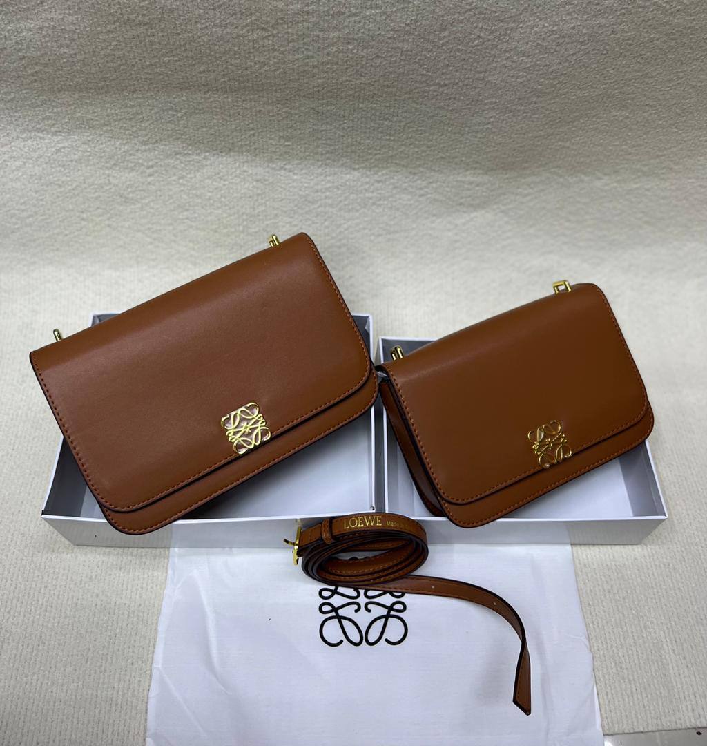 Loewe 

SMALL 20cm
95 dhs🇦🇪


BIG  24cm
100 dhs🇦🇪

with box

Zain213
♥️♥️♥️